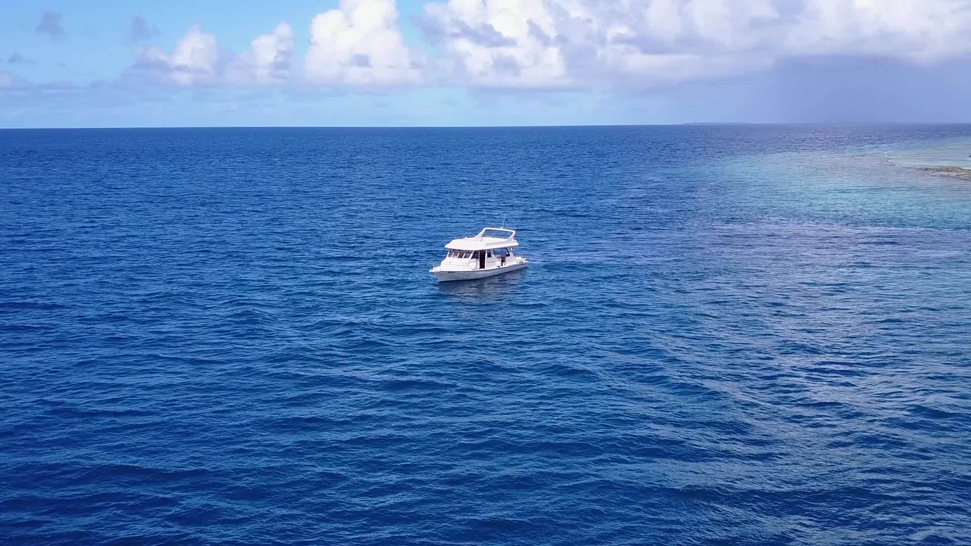 蓝绿色的海洋和度假胜地附近的浅沙背景视频的预览图