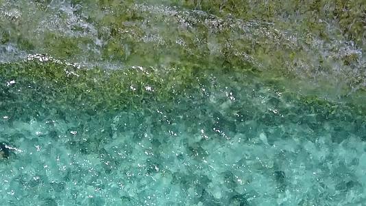 蓝绿色的海洋和美丽的海湾海滩时海滩时光视频的预览图