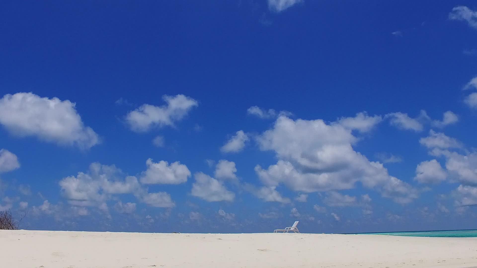 夏季热带海湾海滩突破了沙巴附近清海的浅沙背景视频的预览图