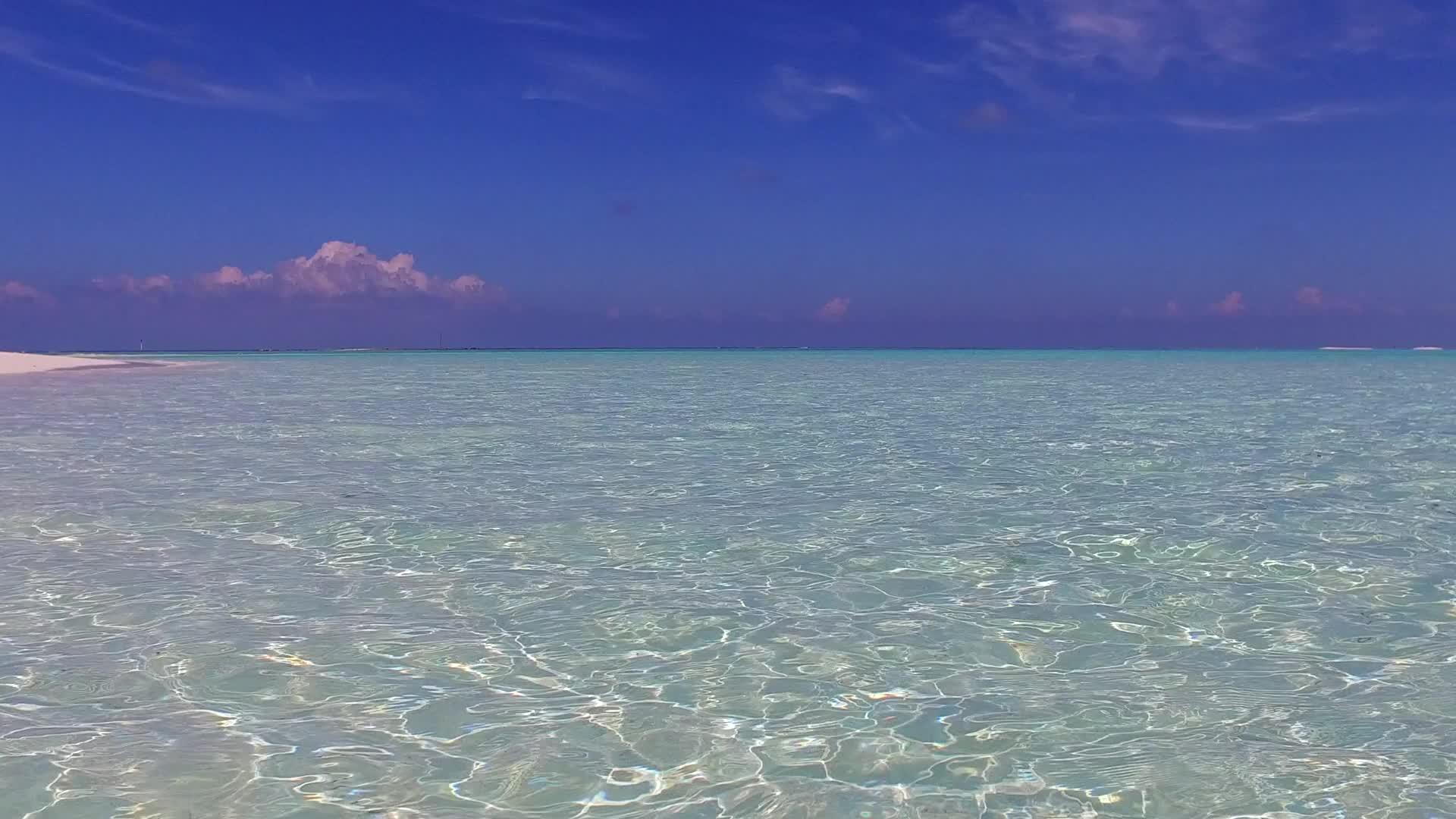 以蓝色海洋和接近冲浪的白色海滩为例视频的预览图