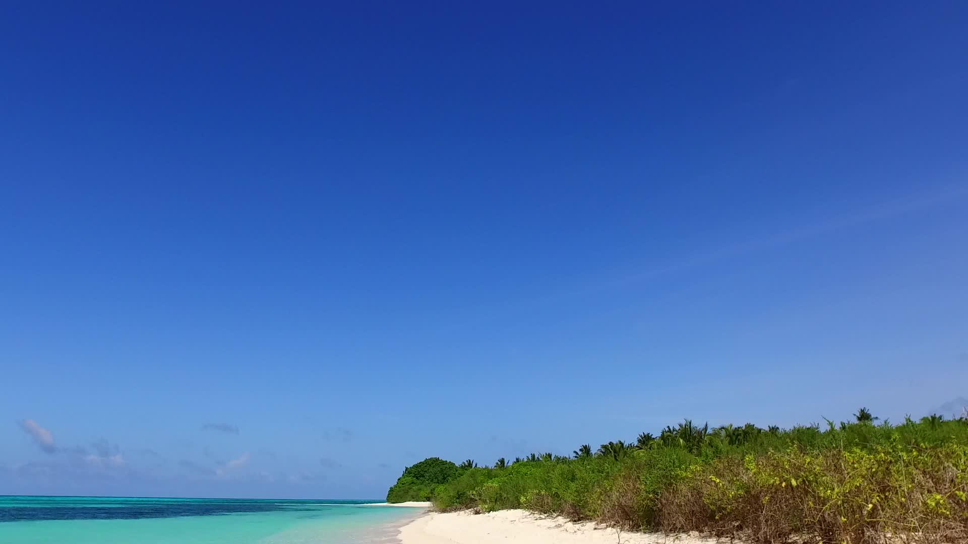 白色沙滩背景海平面蓝海靠近度假胜地视频的预览图