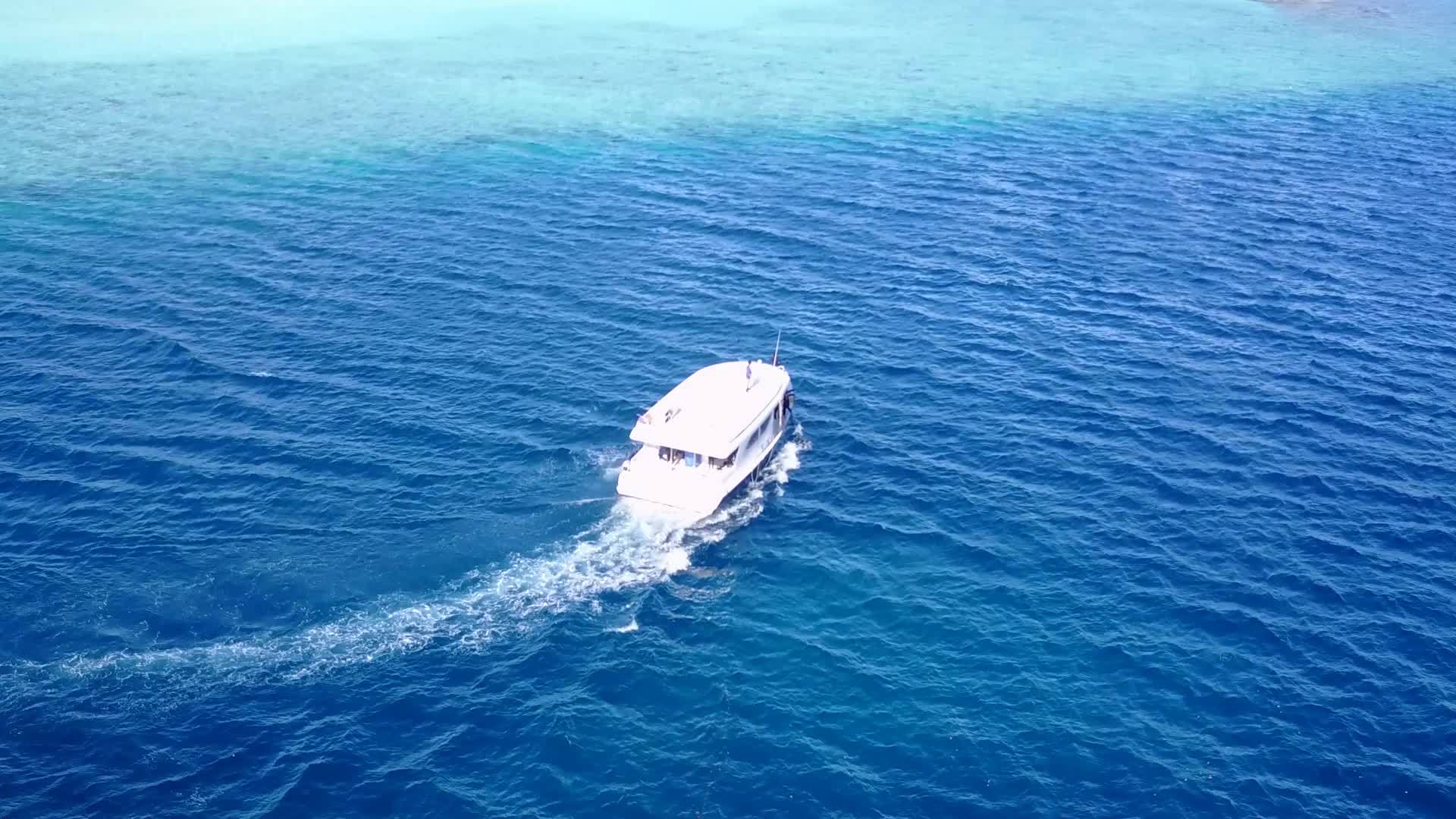 沙洲附近的透明泻湖和白色海滩背景的异国海岸海滩之旅视频的预览图