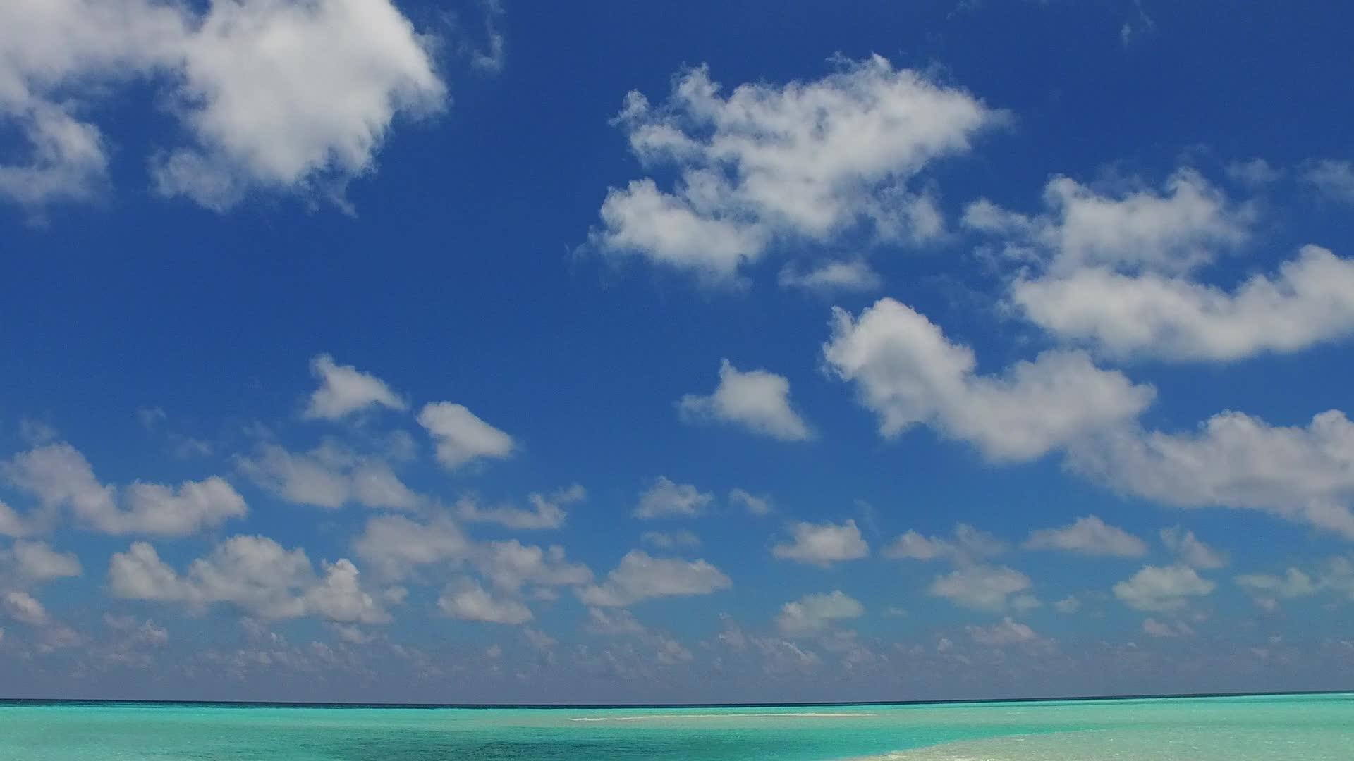 蓝色环礁日出后深海滩背景明亮蓝色环礁奇异海滩冒险视频的预览图