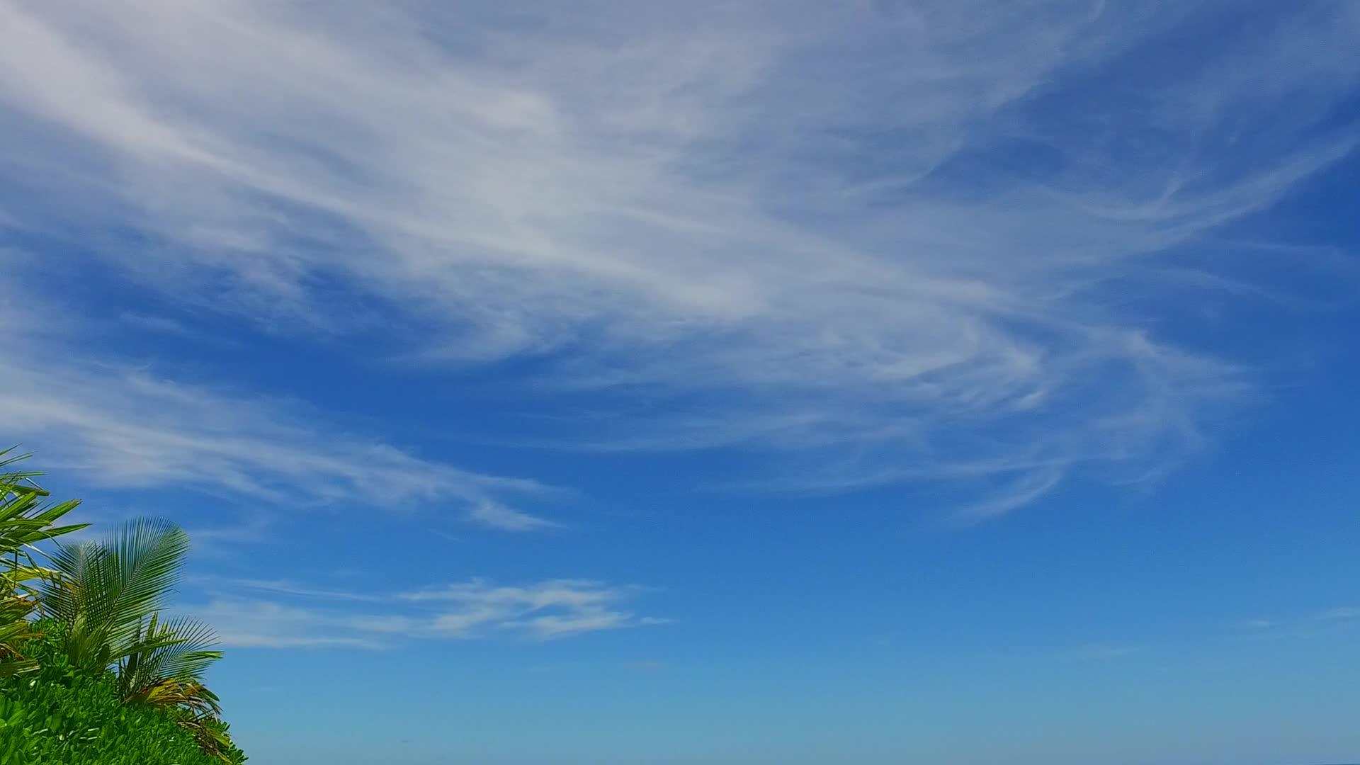 热带环礁湖阳光明媚的海滩之旅由日出后的清洁沙土组成视频的预览图