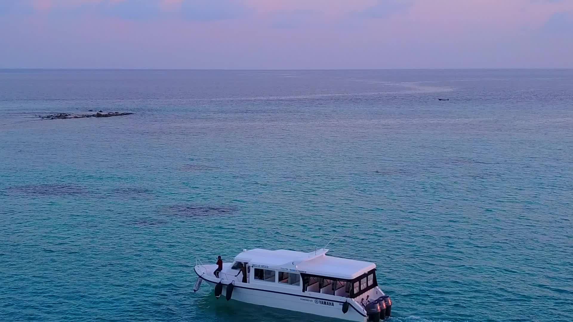 日出后阳光明媚的海景有白色的沙色背景松绿色的海水完美的海岸线视频的预览图