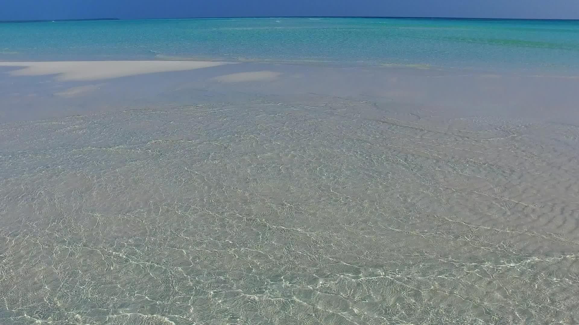 以水、蓝水、阳光下清洁沙土的背景为例近距离结束宁静视频的预览图