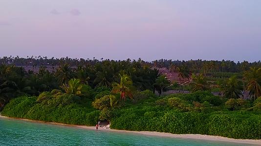 在蓝环礁和日落前打破豪华岛屿海滩的浪漫背景视频的预览图