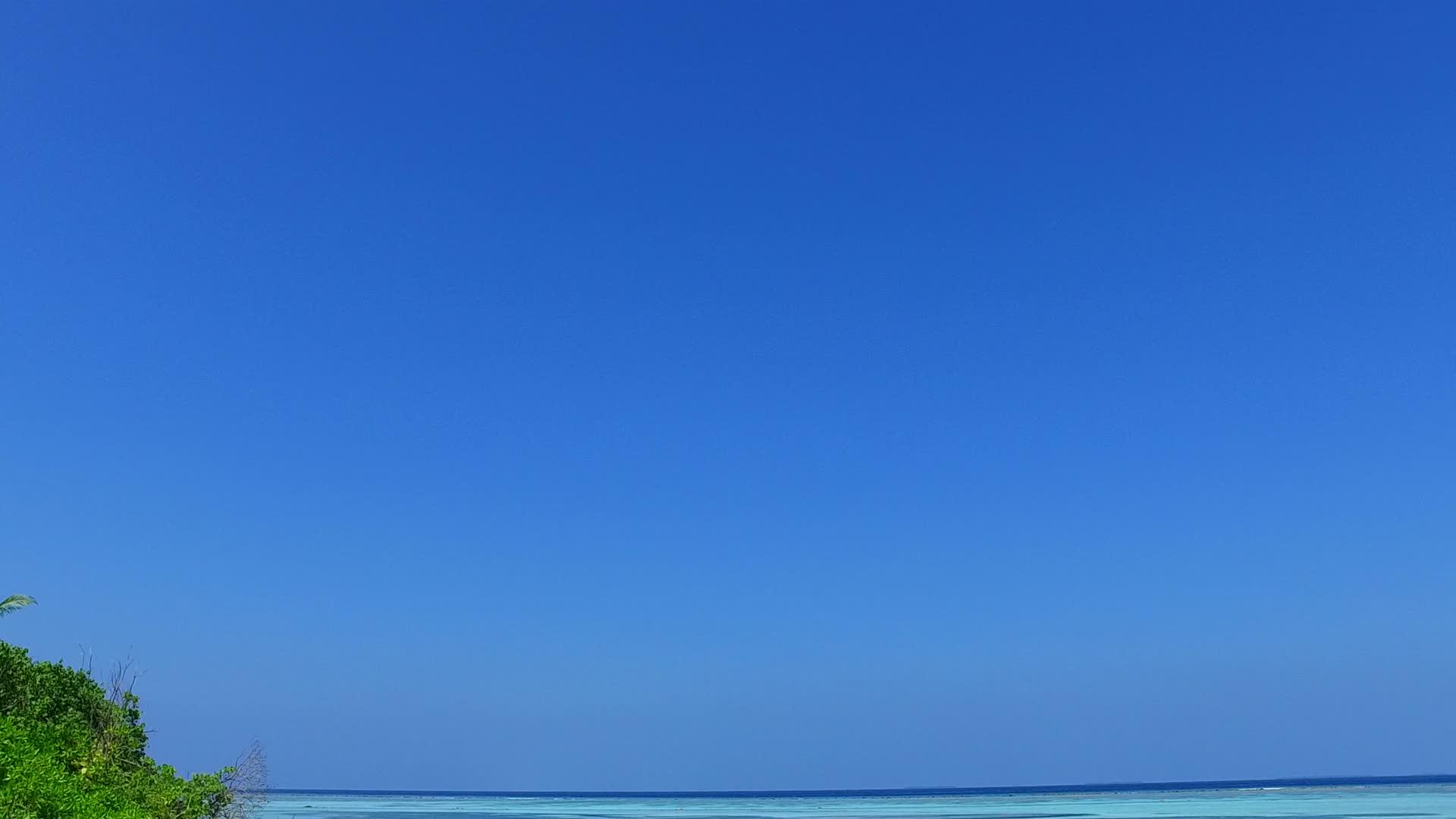 完美的海湾海滩近端以蓝海和白沙本为背景在珊瑚礁附近航行视频的预览图