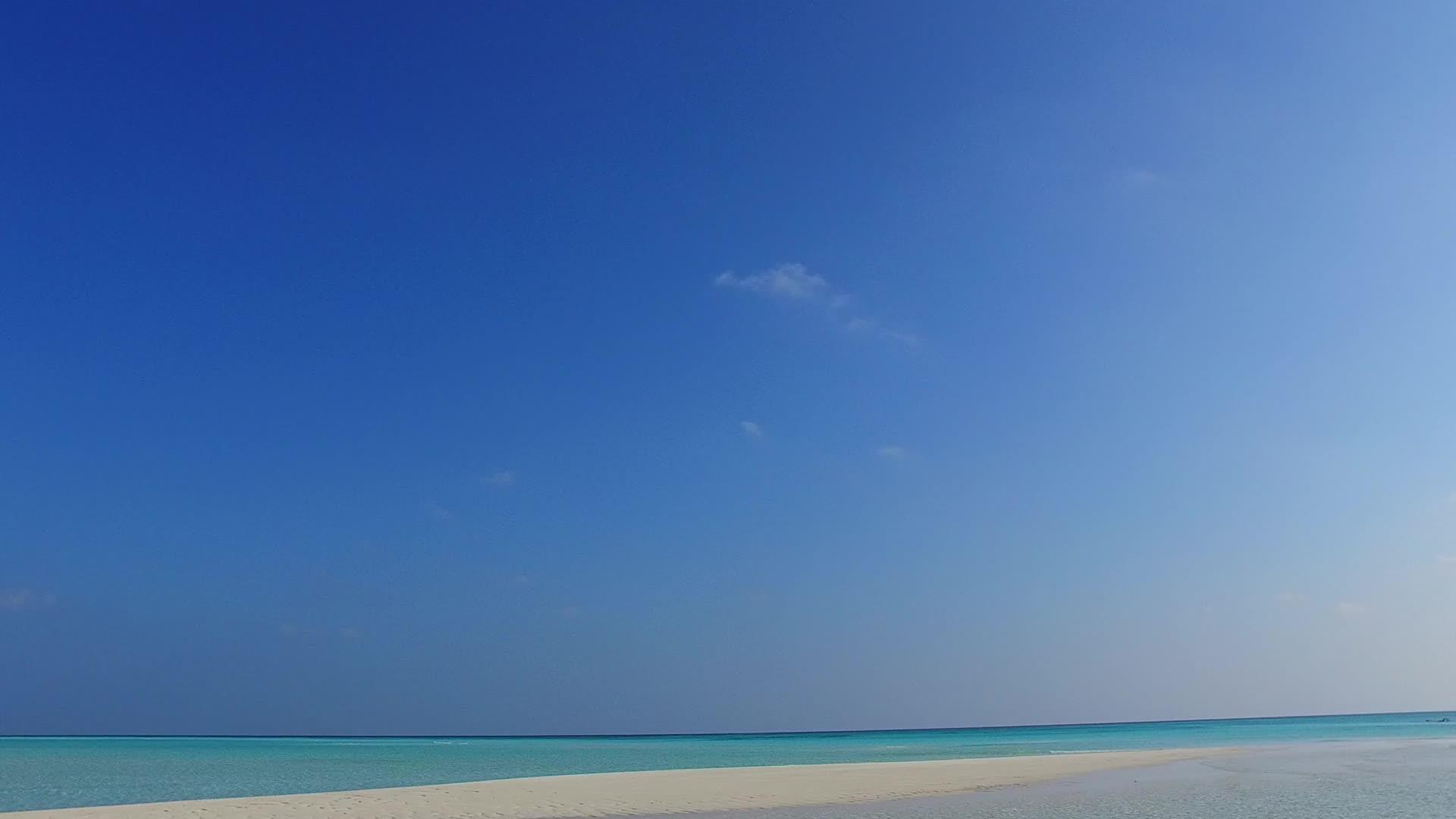 松绿环礁湖旅游海滩附近有白色沙滩背景视频的预览图