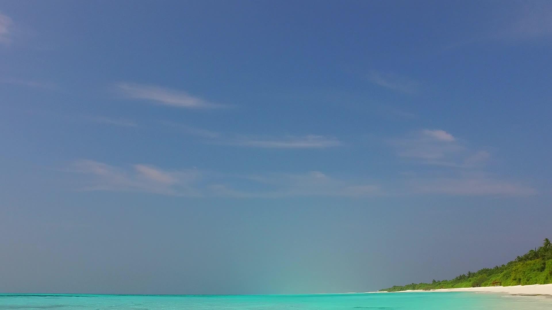 沙洲附近的白沙背景是透明的海天堂岛海滩之旅夏季摘要视频的预览图