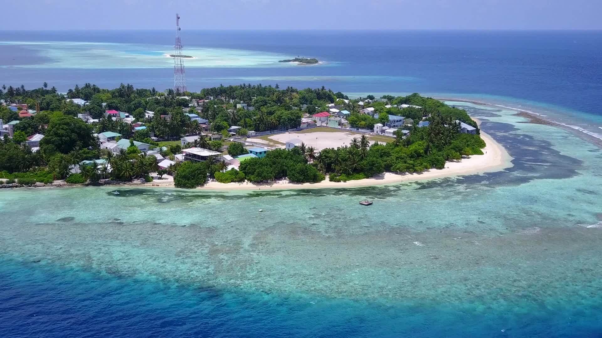 蓝度假胜地附近的蓝色海洋和白沙的背景下在海滩上安静地环礁视频的预览图