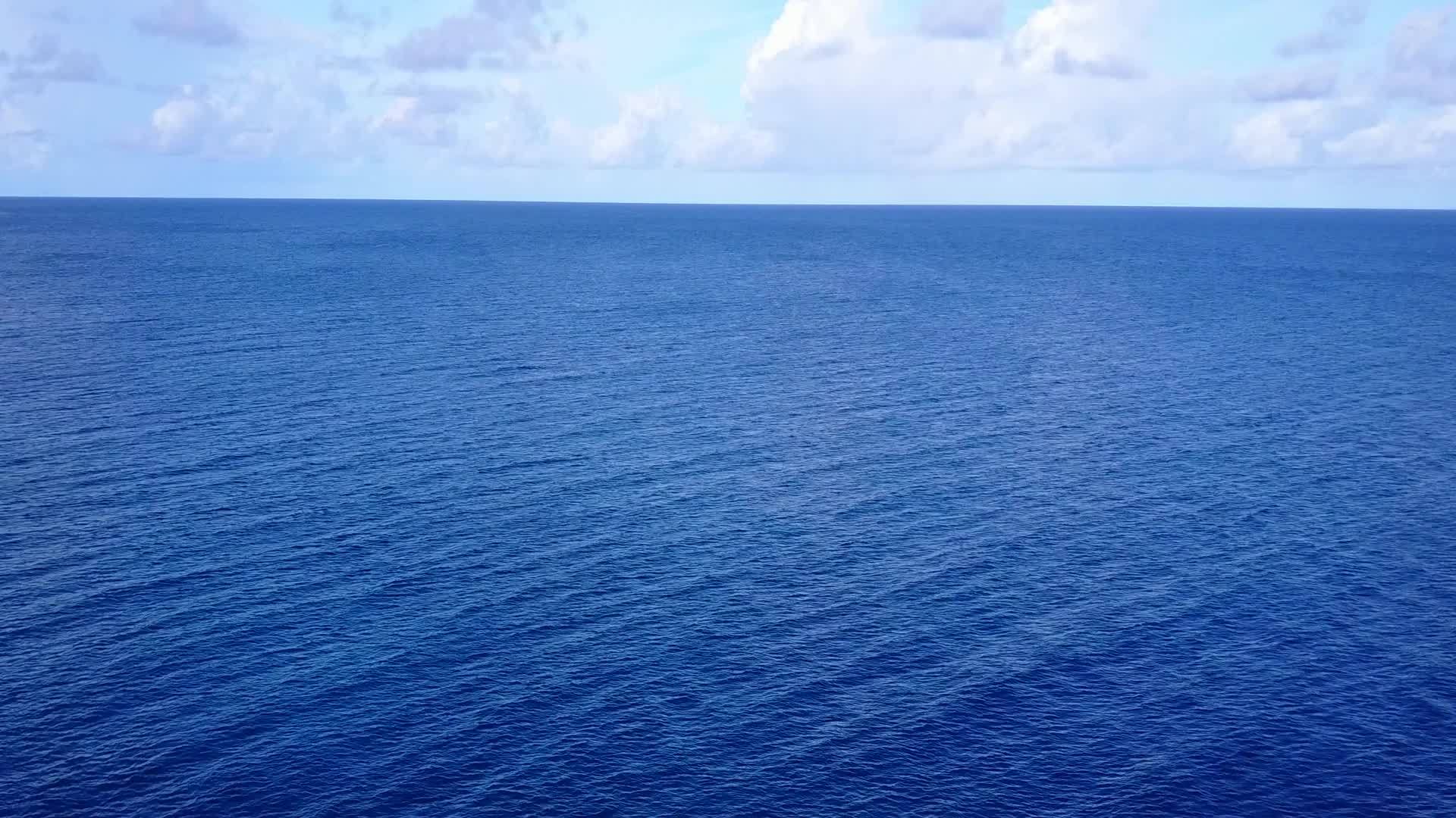 蓝色环礁湖和白色沙滩背景下美丽的海滩时间紧迫视频的预览图