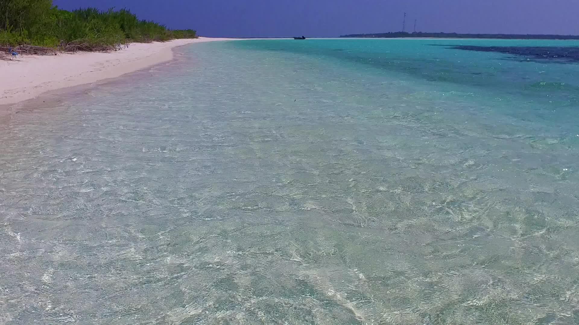 浅海和沙洲附近白沙背景的宁静岛屿海滩时间温暖全景视频的预览图