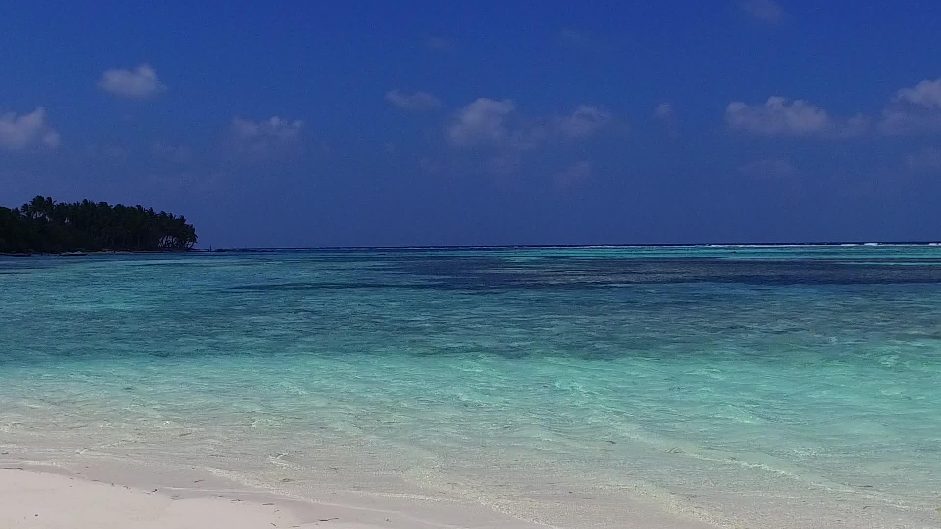 天堂岛海滩在开阔的天空中冒险透明的大海和阳光下的白色沙质视频的预览图