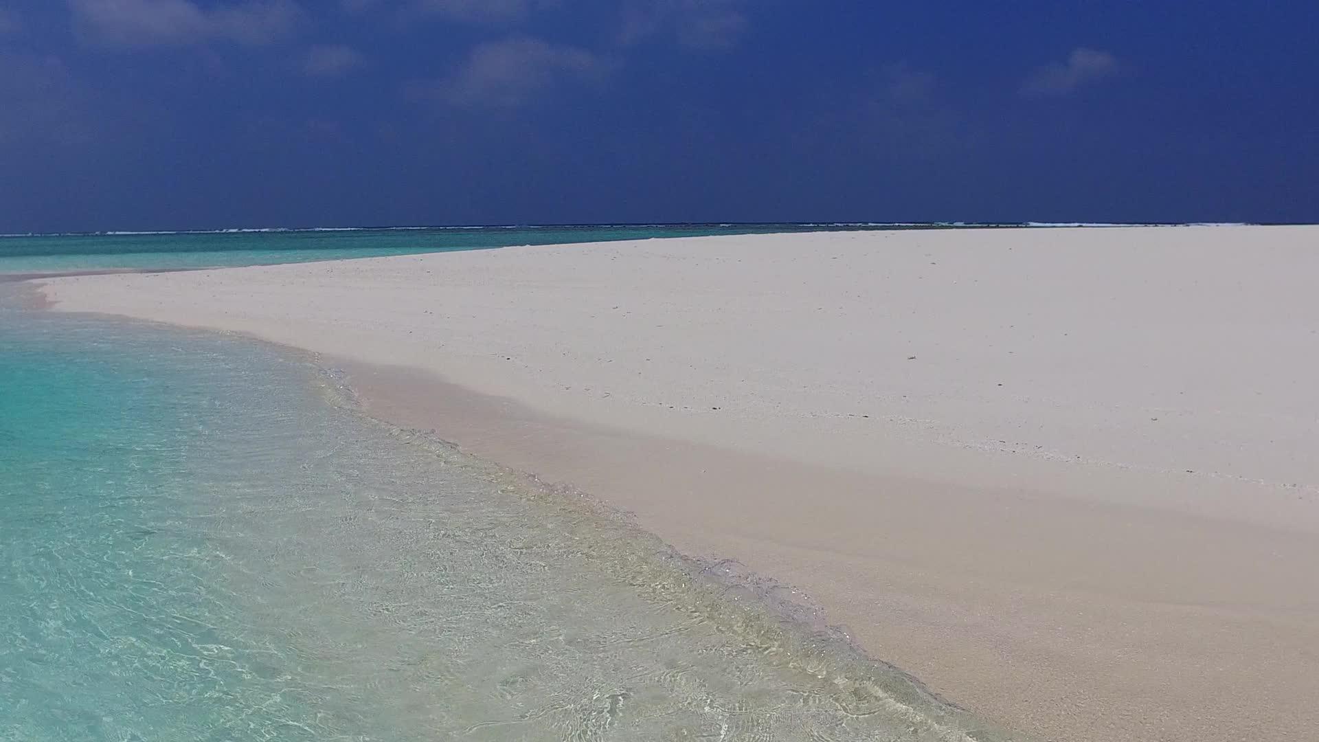 日落前海蓝水和白色沙滩以水、蓝水和白沙为背景视频的预览图