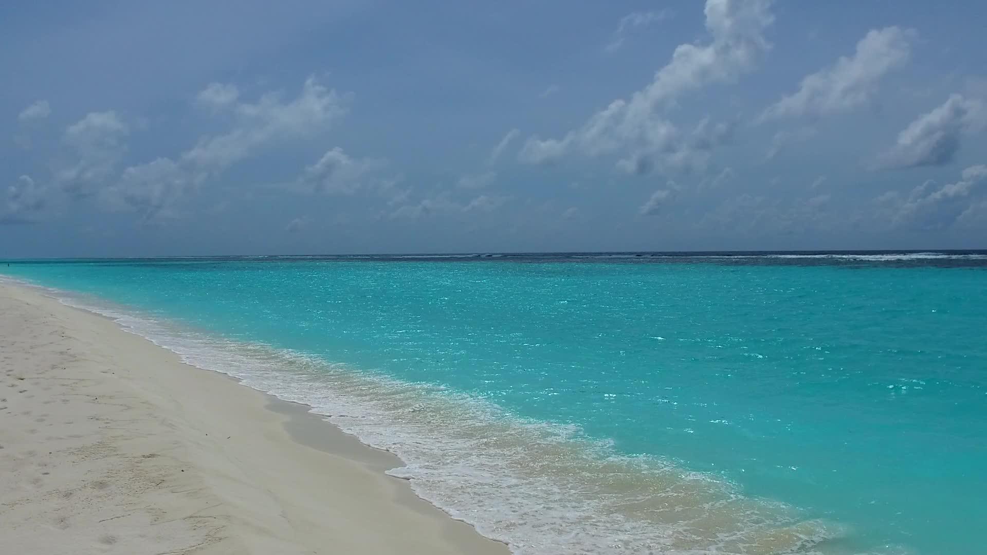 环礁湖周围的豪华海滩因阳光下的蓝绿色沙滩背景而断裂视频的预览图