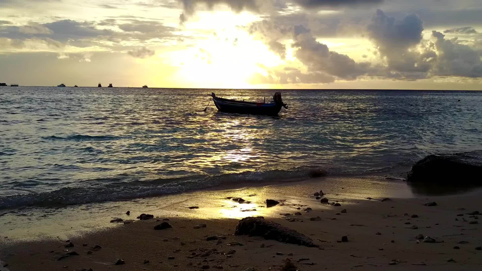 阳光明媚的环礁湖海滩探险纹理珊瑚礁附近有浅沙背景视频的预览图