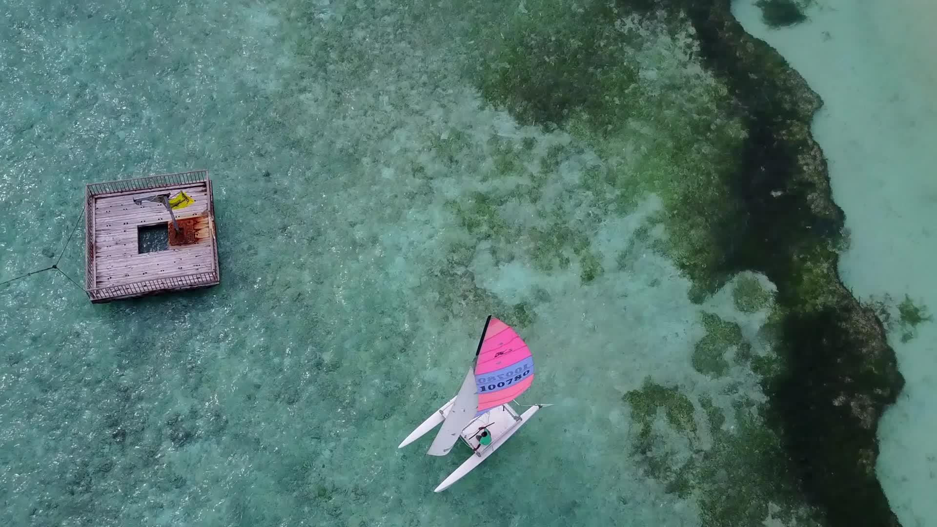 外来环礁湖采用透明水和近冲浪白沙背景视频的预览图