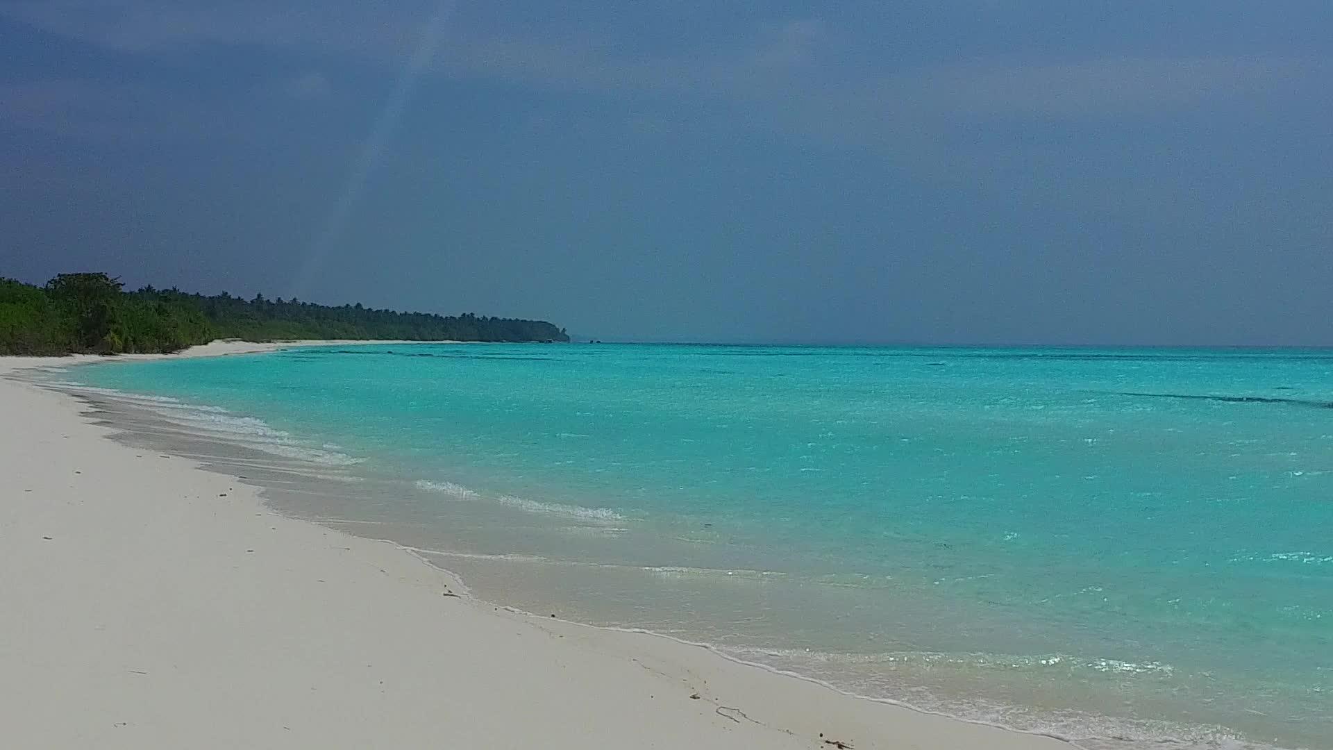 以远离珊瑚礁的清水和白色海滩为代表视频的预览图