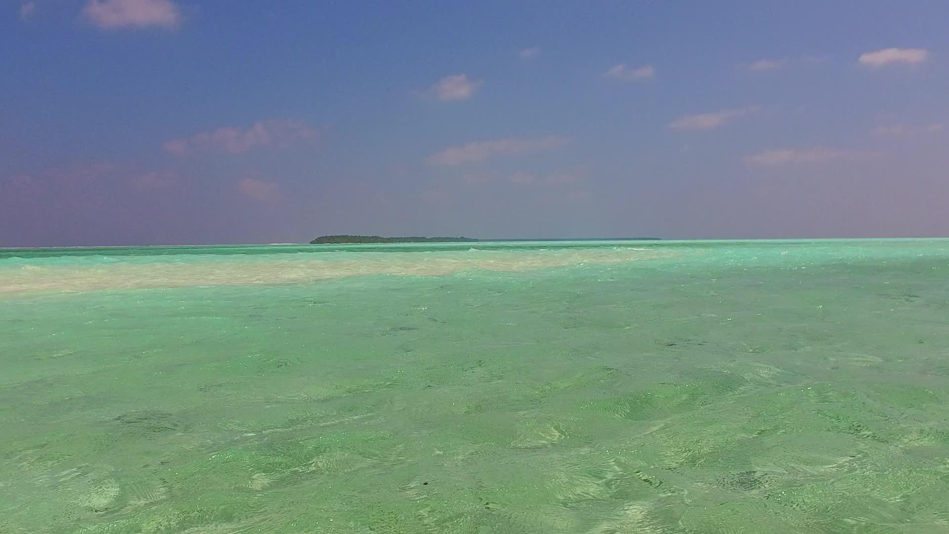 阳光明媚的豪华海景浅水和冲浪附近清洁的沙土背景视频的预览图
