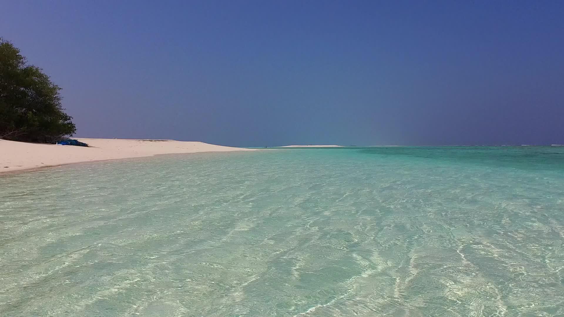 海滩附近的蓝色环礁湖和白色沙滩视频的预览图