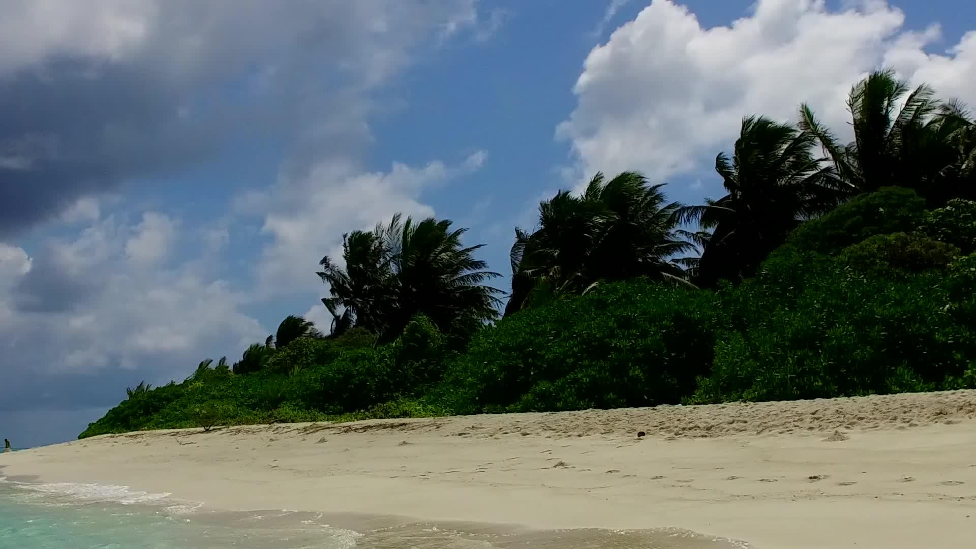在度假胜地附近的水上海滩上探索宁静的浪漫海洋景象视频的预览图