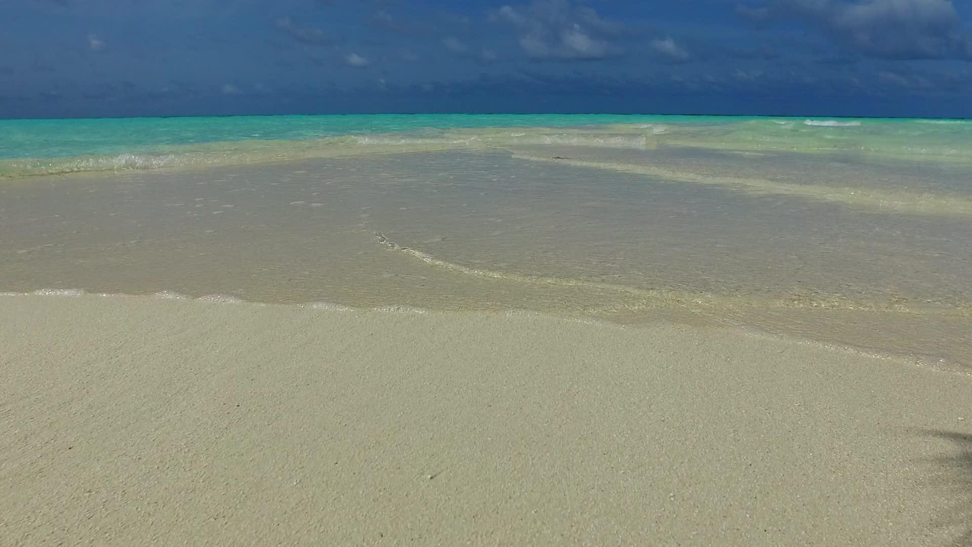 日出后在蓝色的海洋和白色的沙沙背景下天堂的浪漫蜜月中度过视频的预览图