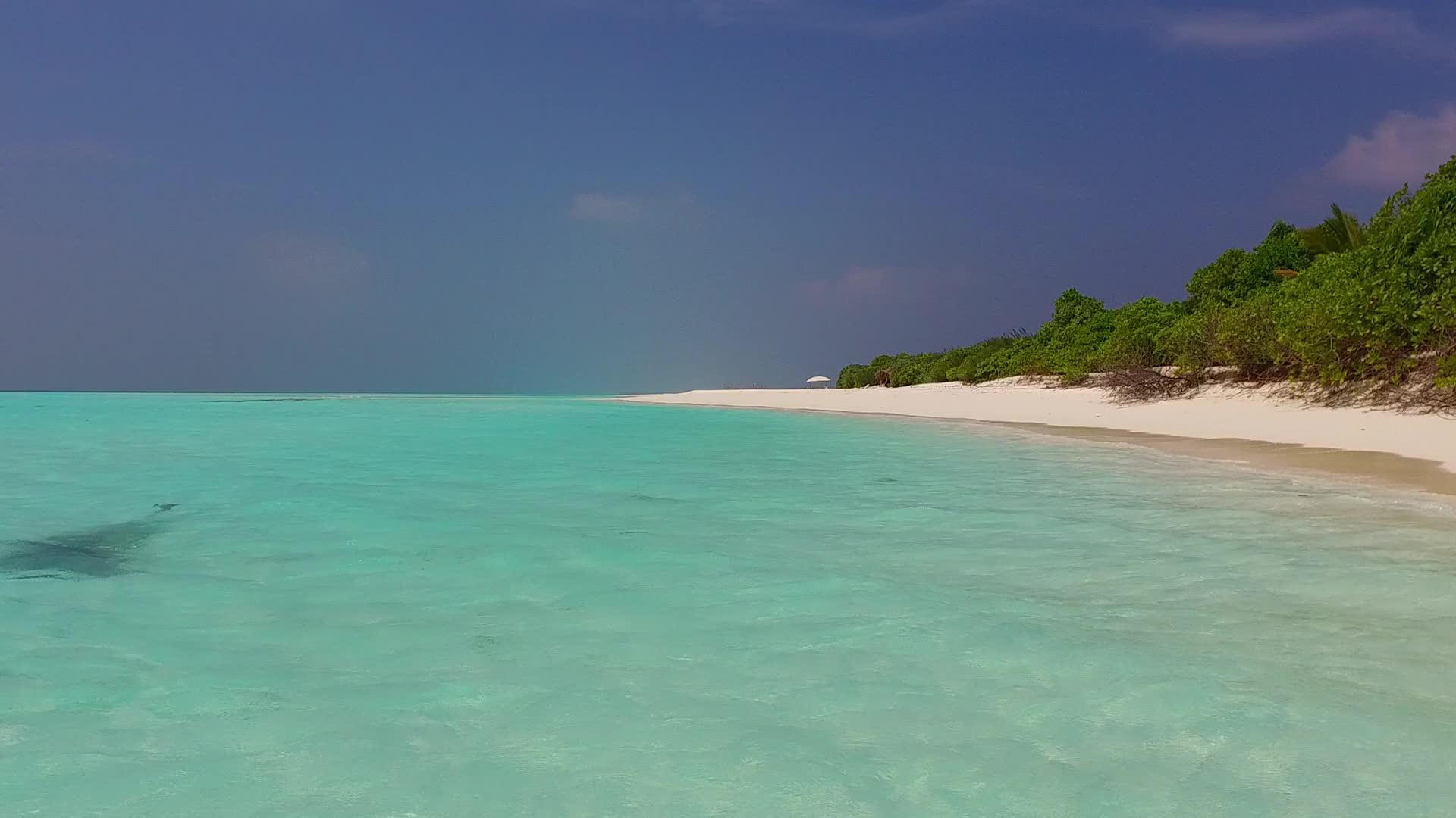 近距离欣赏透明的大海和度假村附近干净的海滩背景视频的预览图
