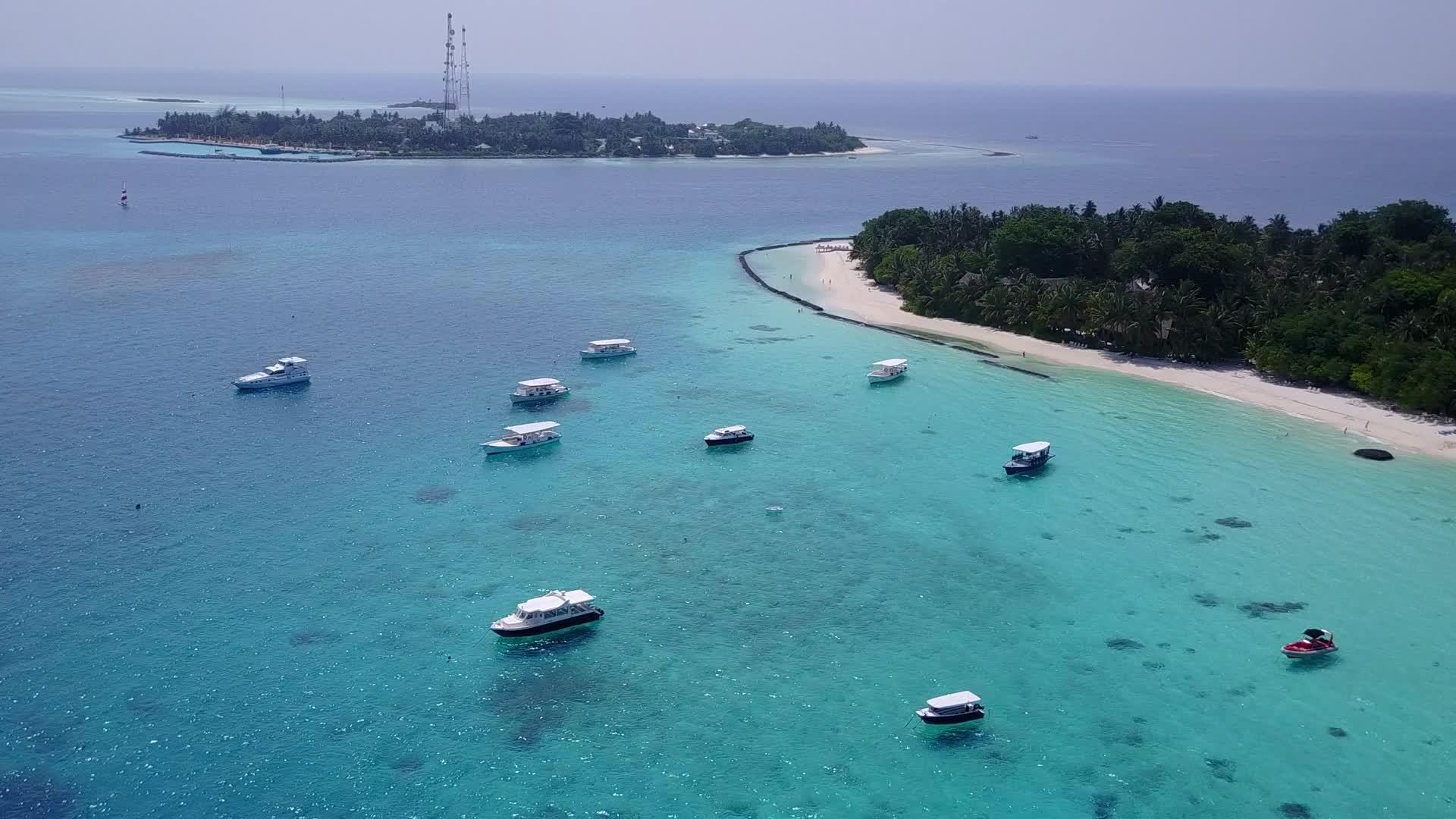 夏季风景海滩的生活方式是由于浅水和波浪附近的白沙视频的预览图