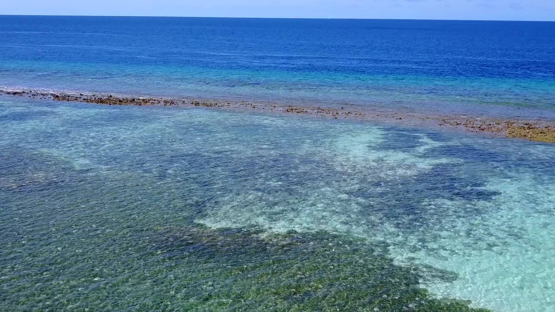 美丽的环礁是利用透明环礁湖和沙巴附近的白色海滩背景复制的视频的预览图
