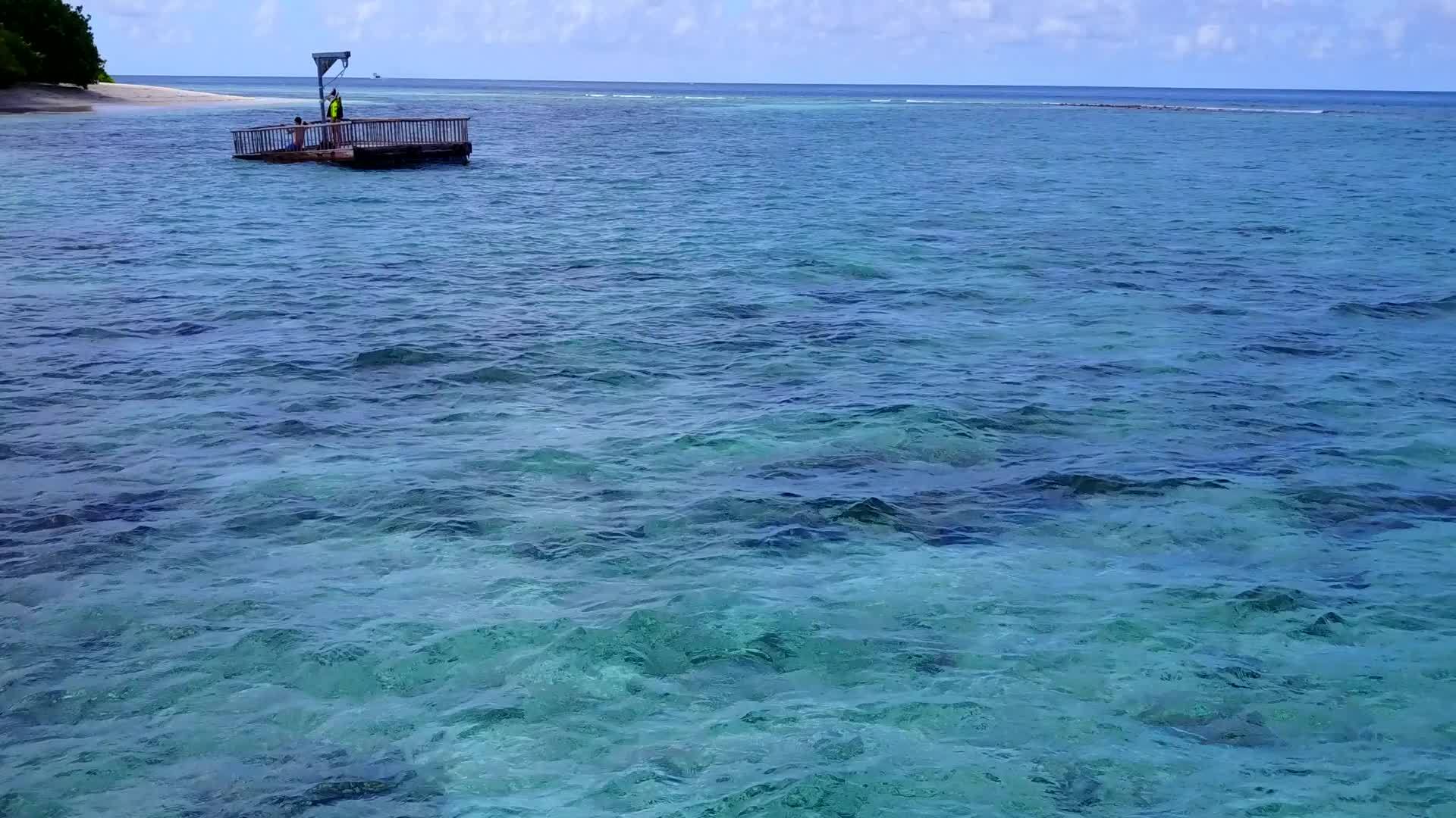 蓝色的水白色的沙子海浪背景接近蓝色的水视频的预览图