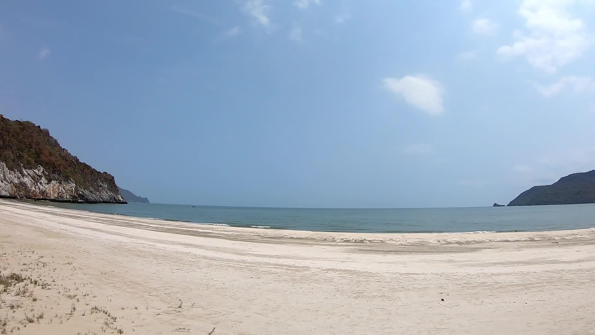 电影从海滩向左向右移动在海湾的背景下在海面和岛屿的光浪中Phraya视频的预览图