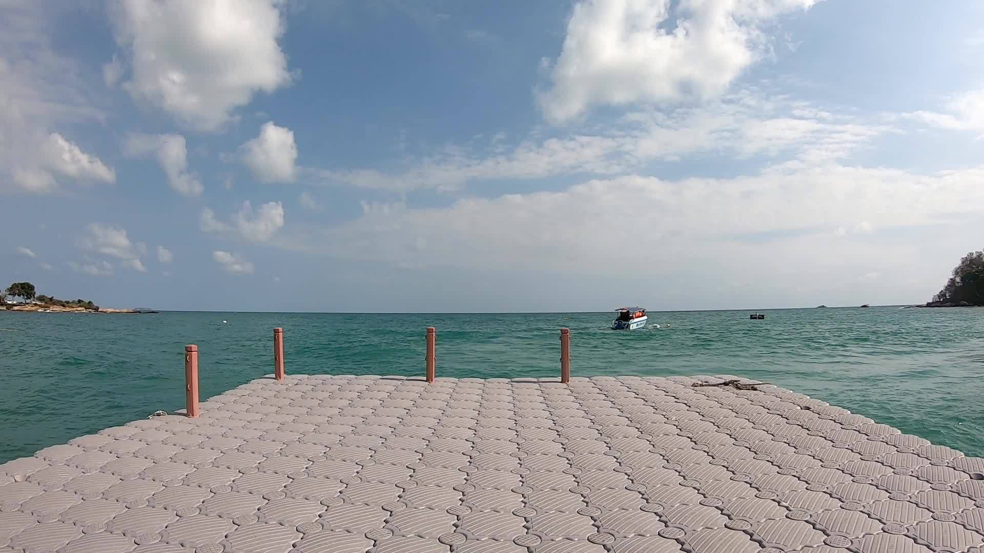 根据海浪和快艇沙美岛的海浪和快艇由塑料制成的浮动码头视频的预览图