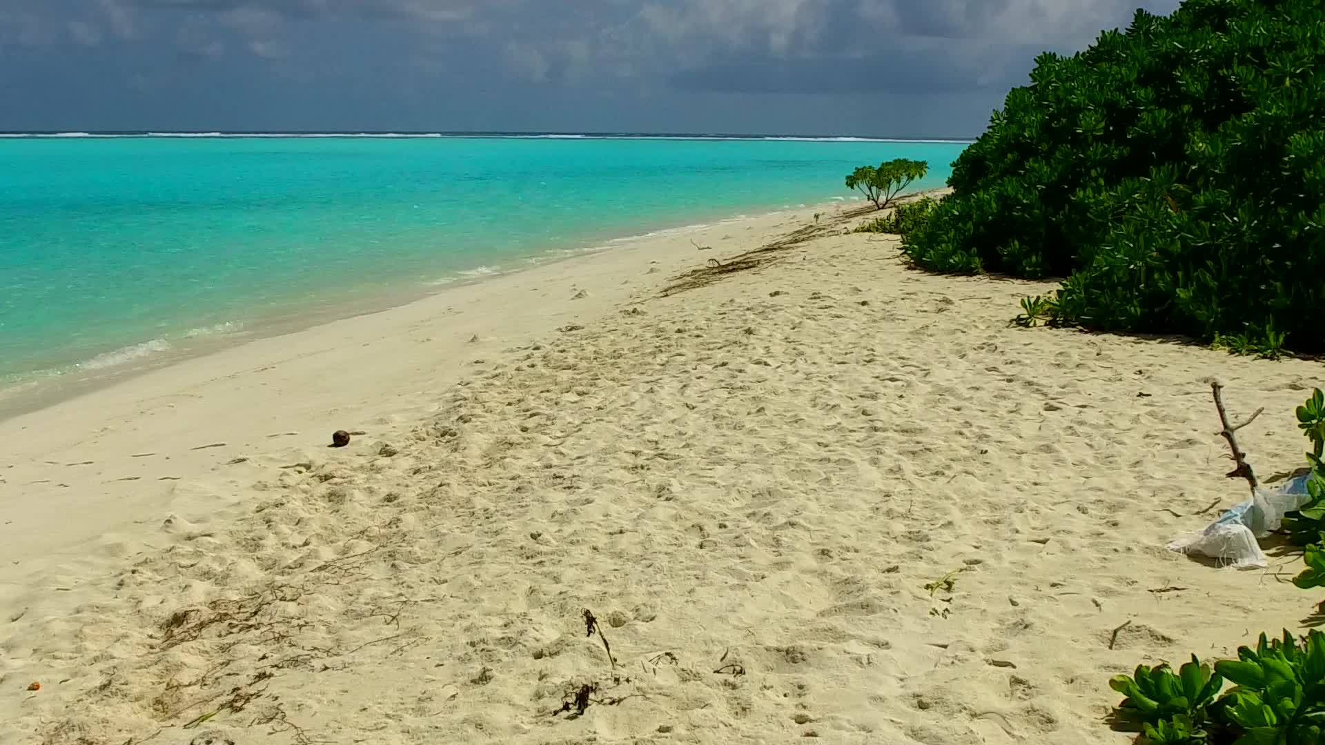 异国情调的泻湖海滩度假日白天天空海浪的白色沙滩视频的预览图