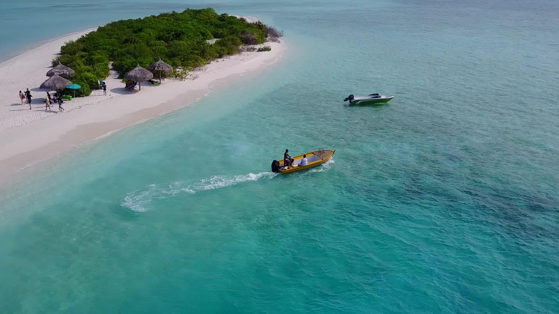 日出后蓝色海水蓝海热带海岸线海滩与白沙背景视频的预览图