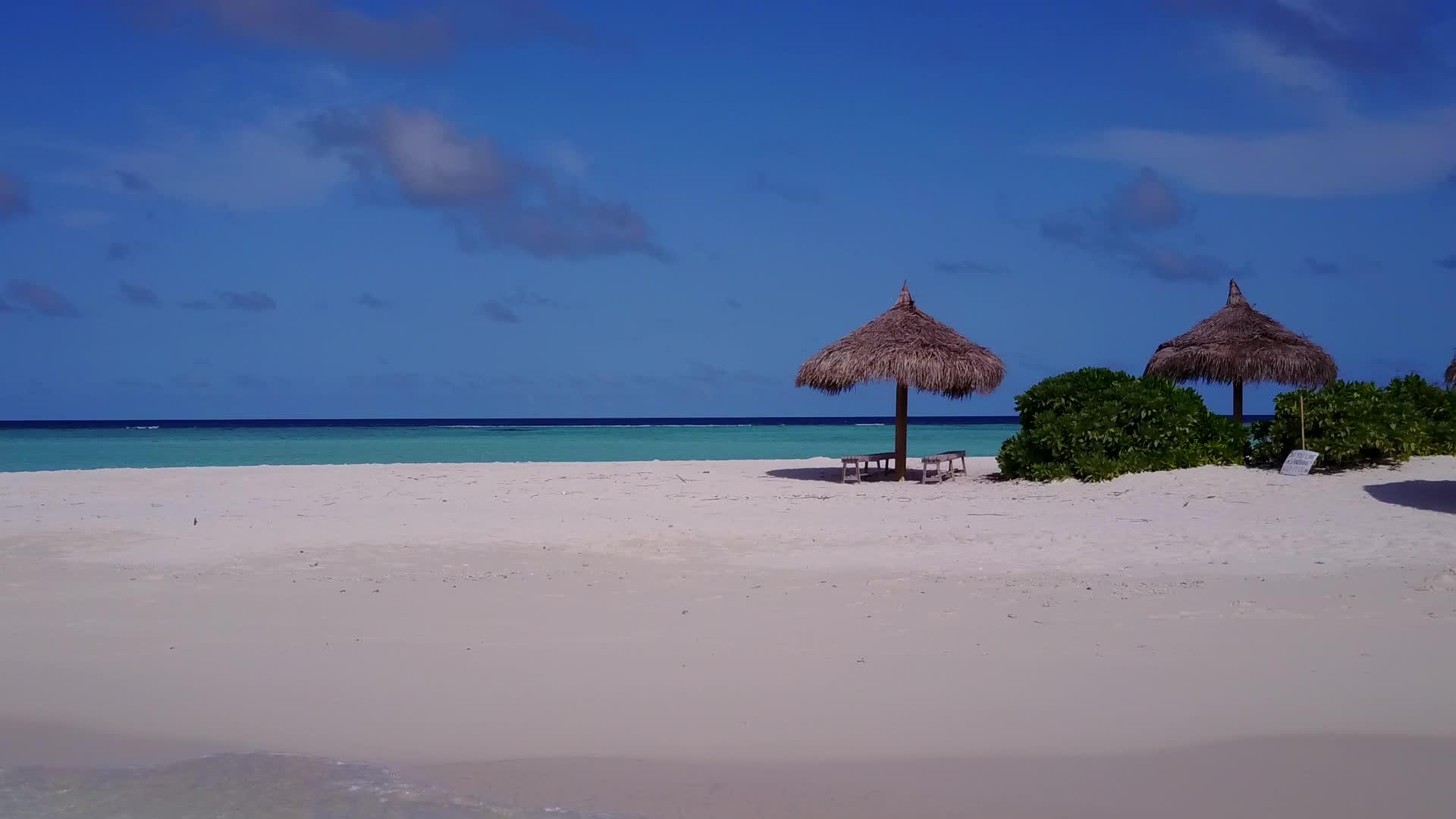 日落前白沙背景蓝海热带旅游海滩开放天空视频的预览图