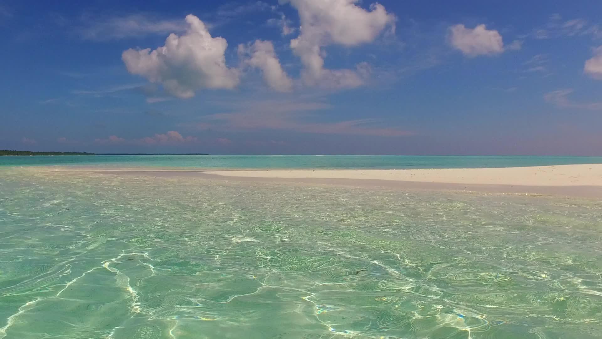 蓝水、白沙背景和蓝水在阳光明媚的海滩度假视频的预览图