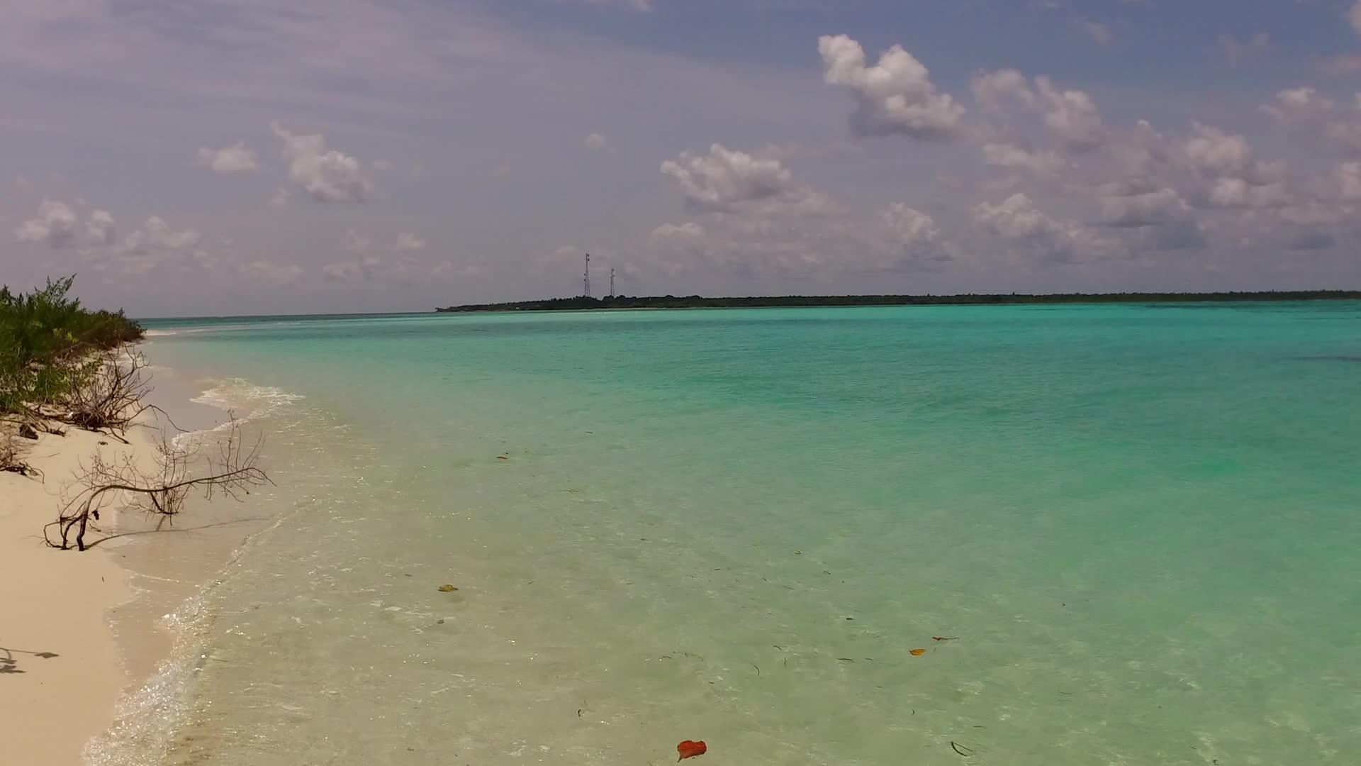 夏季风景轻松度假胜地海滩航行日出后干净视频的预览图