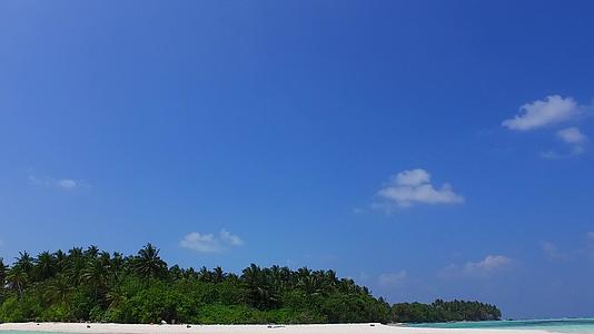 完美的夏季海滩海景在冲浪附近有一个清澈的白沙背景视频的预览图