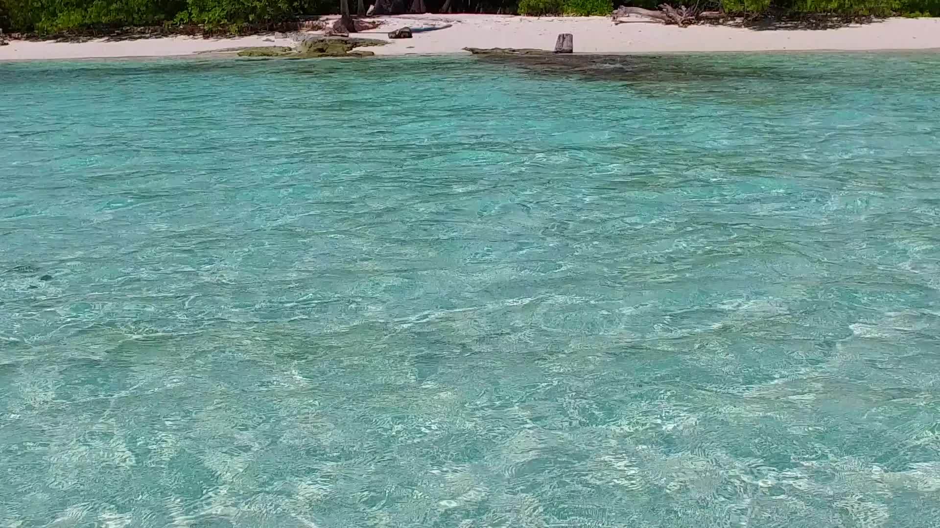 阳光明媚的奇景在海滩上沿着蓝海旅行靠近度假胜地视频的预览图