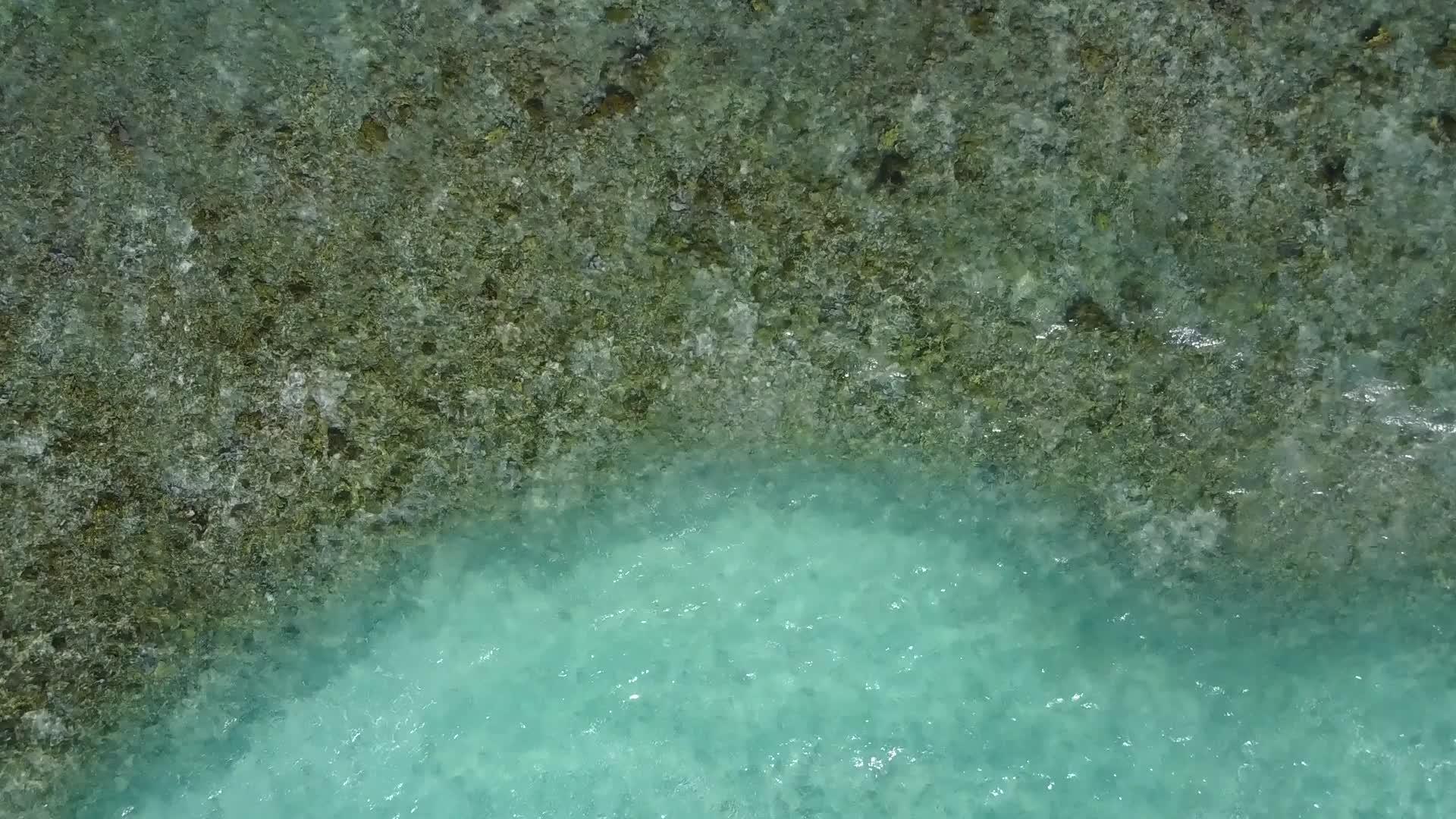 蓝色的水和棕榈树附近的浅沙背景在宁凉湾海滩上冒险视频的预览图
