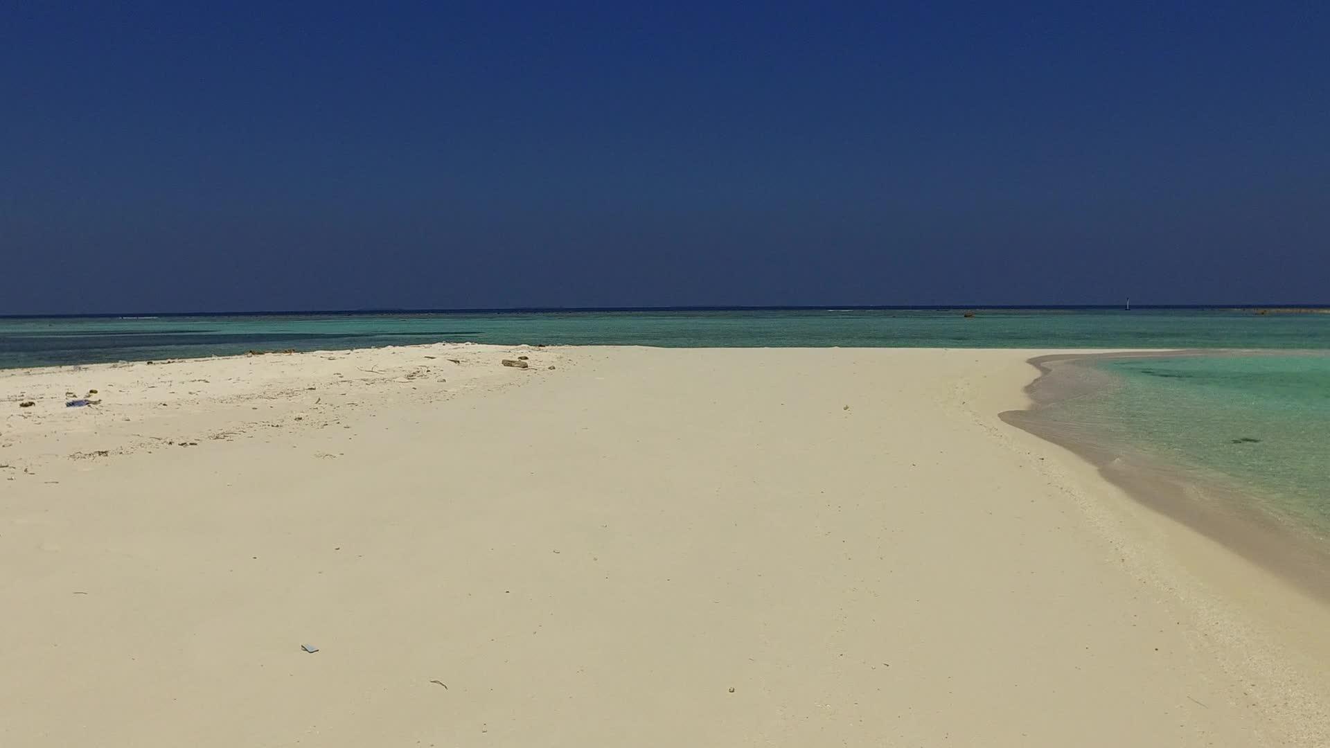 海洋游客在阳光明媚的海景蓝绿水和度假胜地附近的海滩上航行视频的预览图