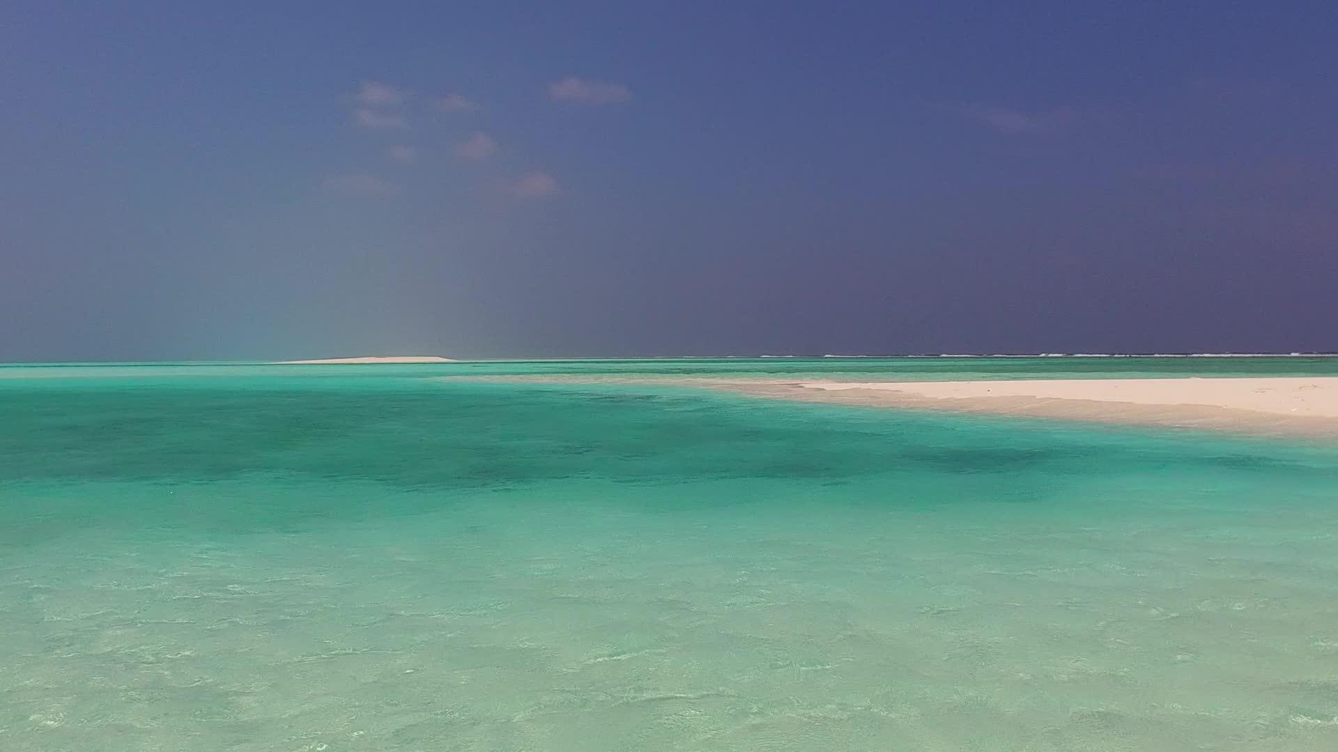 完美的环礁湖海滩探险活动在浅海和棕榈树附近清洁沙滩背景视频的预览图