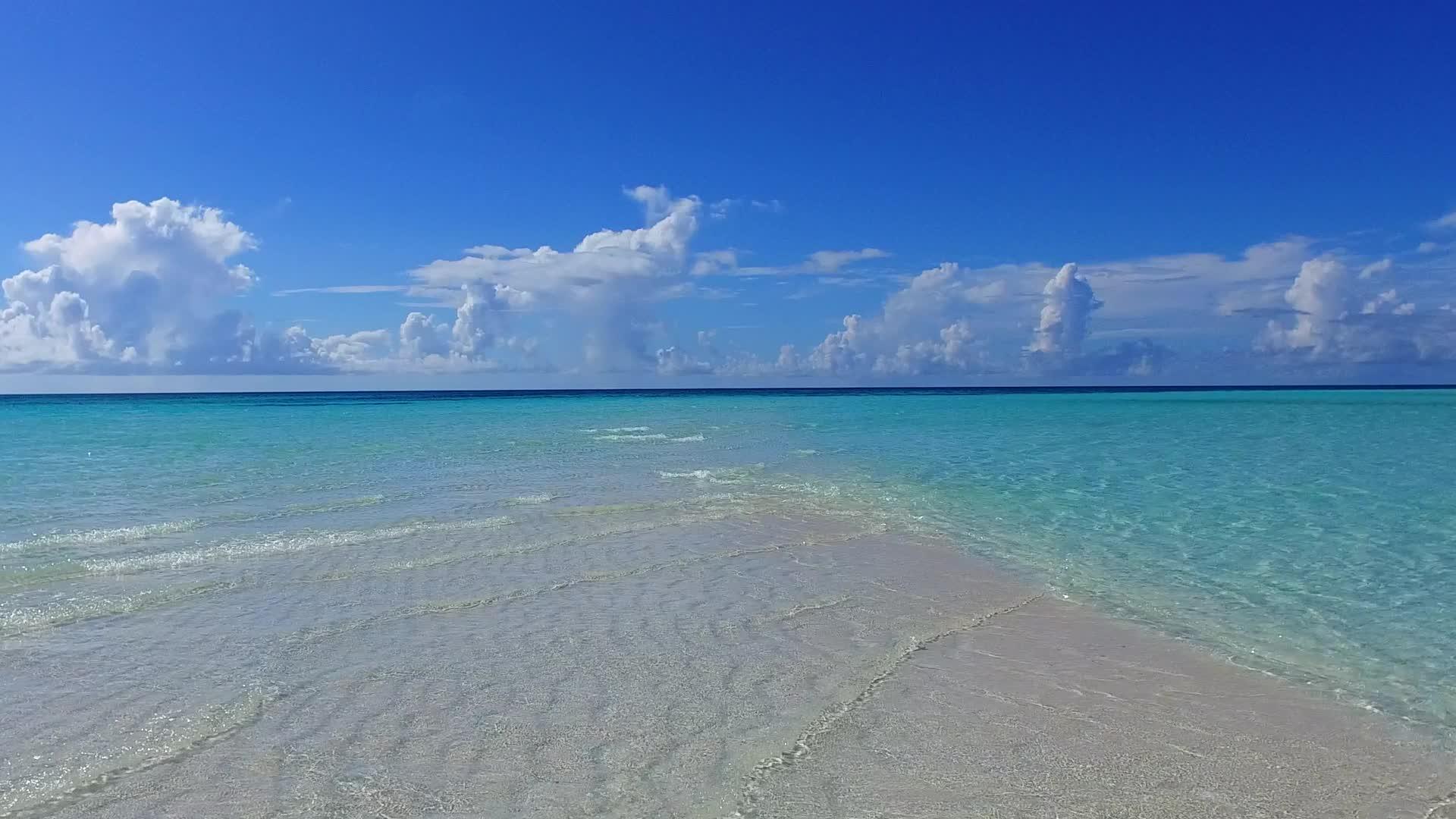 沙洲附近的白沙背景是蓝色的泻湖海洋岛海滩视频的预览图