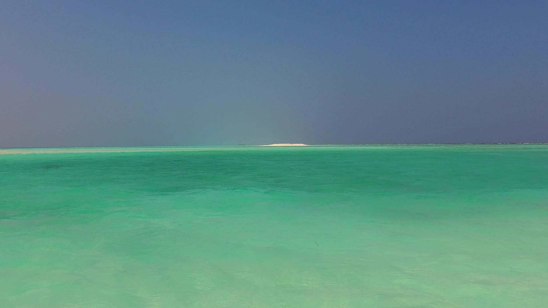 海洋环礁湖海滩时间温暖的风景海面附近有清澈的白沙背景视频的预览图