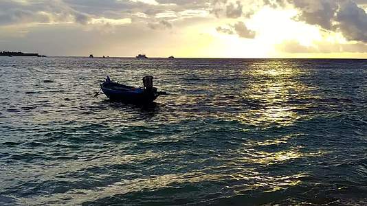 冲浪附近的透明海面和白色沙底背景打破了海滩的喜剧背景视频的预览图