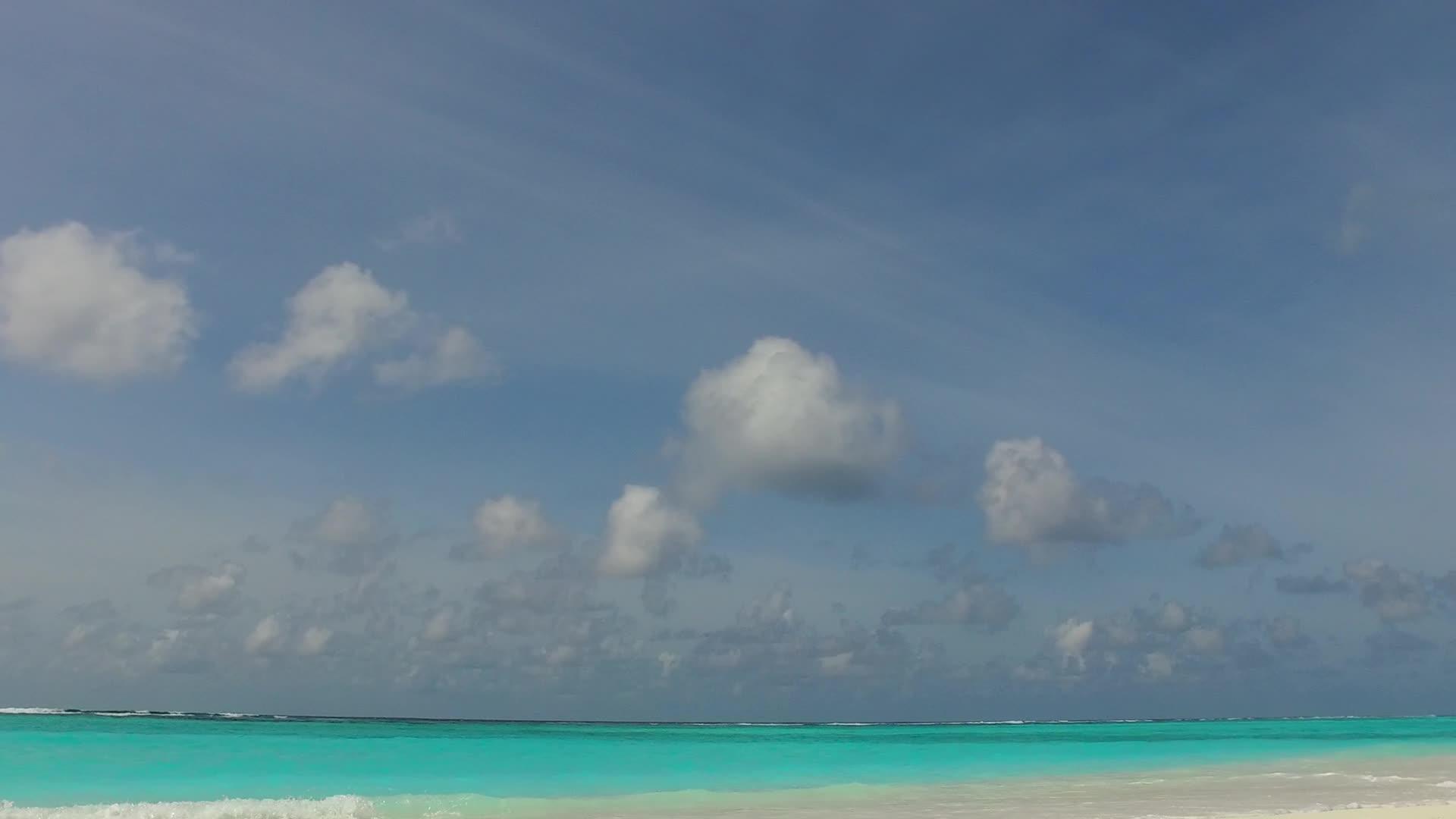 阳光明媚的旅游景象宁静度假胜地海滩附近有白沙背景视频的预览图