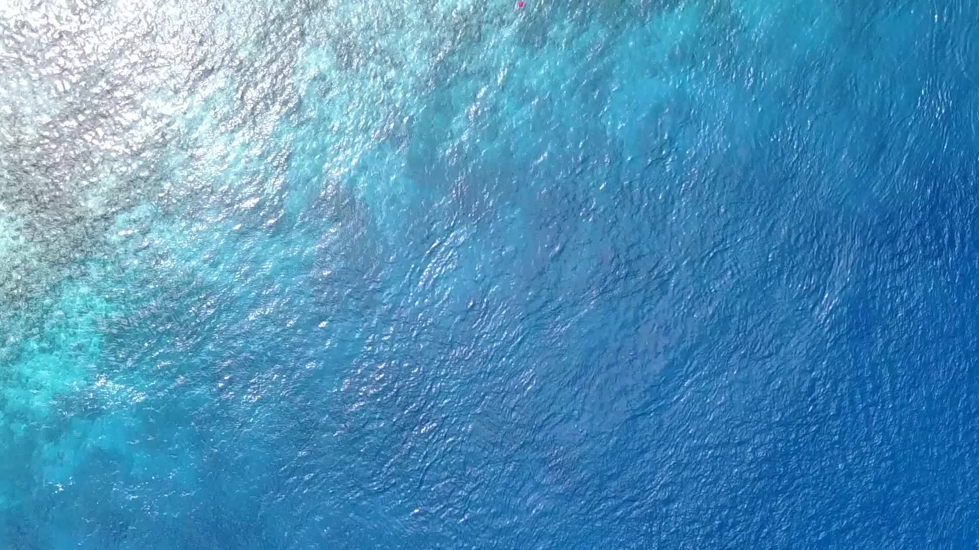 蓝色的水和白色的沙子在日落前创造了天堂环礁湖海滩视频的预览图