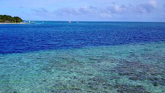 以水蓝色海洋和阳光下的白色海滩为背景的外国度假胜地视频的预览图