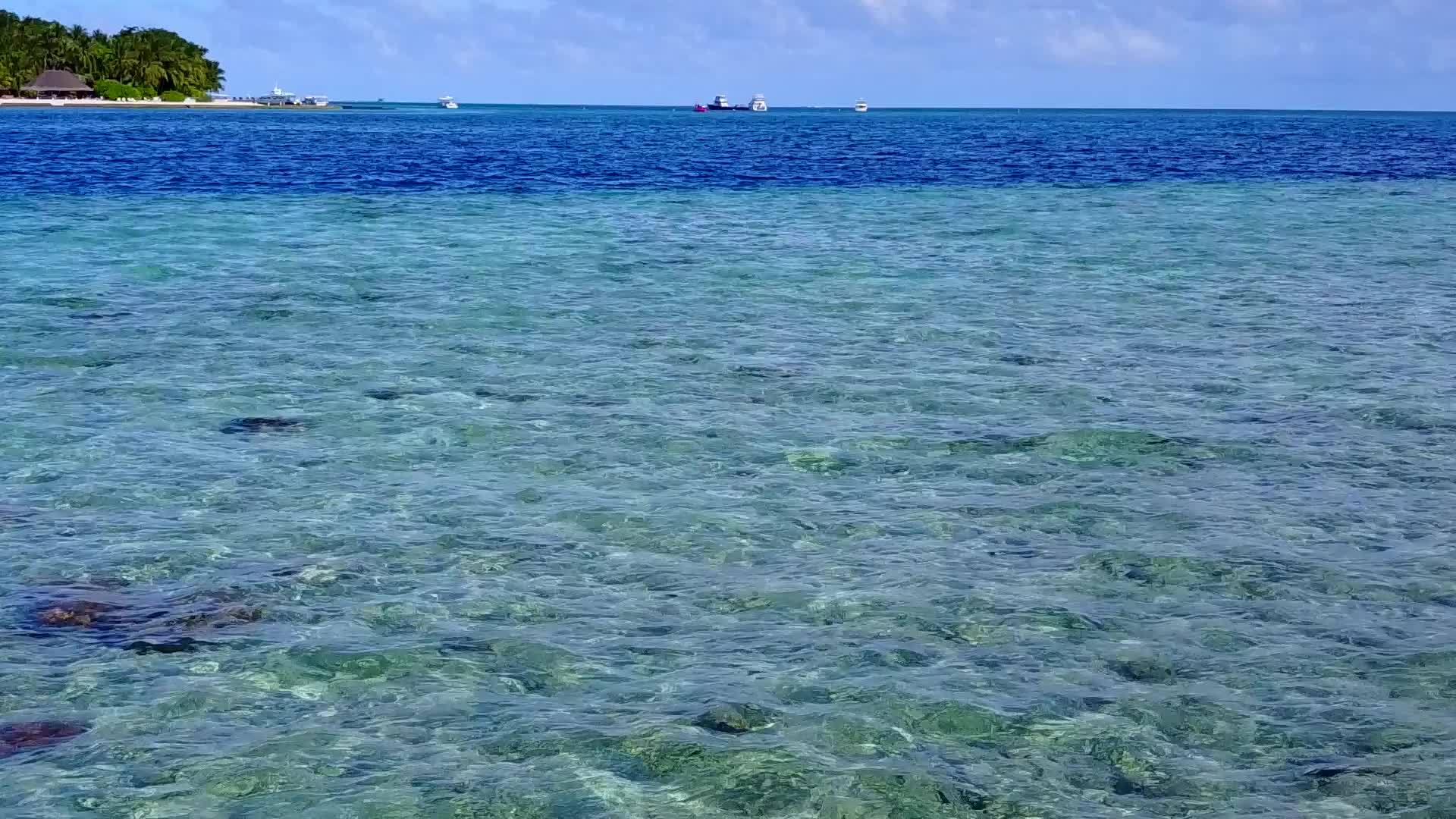 阳光明媚的天堂海岸海滩在蓝色的阳光下有一个干净的海滩背景视频的预览图